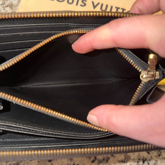 🔥Authentic Louis Vuitton Monogram Giant Zippy Wallet New Collection Microchip🔥 - Picture 5 of 6